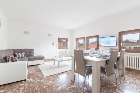 Bed, Living room, Dining area, City view, River view