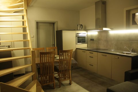 Kitchen or kitchenette, Dining area