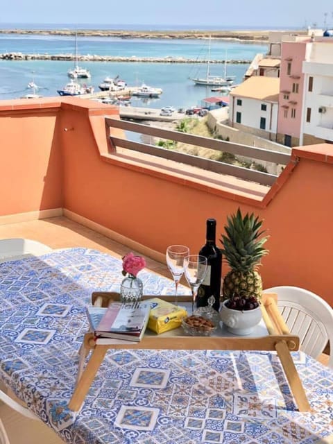 Balcony/Terrace, Beach, Food, Sea view, Street view, Alcoholic drinks