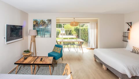 Communal lounge/ TV room, Day, Garden, Dining area, Bedroom, Garden view, Garden view