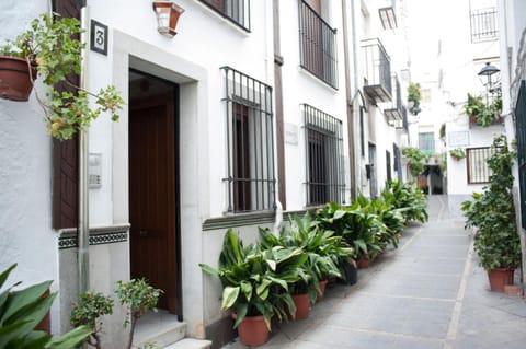 Property building, Nearby landmark, Restaurant/places to eat, Facade/entrance, Property logo or sign, Natural landscape, Other, Area and facilities, Supermarket/grocery shop