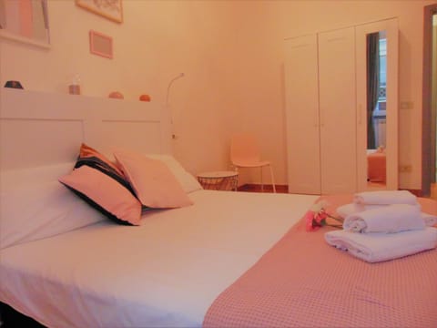Bed, Other, Photo of the whole room, Decorative detail