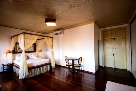 Photo of the whole room, Decorative detail