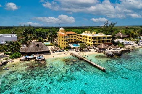 Property building, Day, Natural landscape, Bird's eye view, Beach, Sea view, Area and facilities, Swimming pool, sunbed