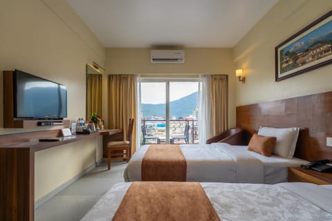 Bed, Natural landscape, TV and multimedia, Kitchen or kitchenette, Photo of the whole room, Bedroom, Mountain view