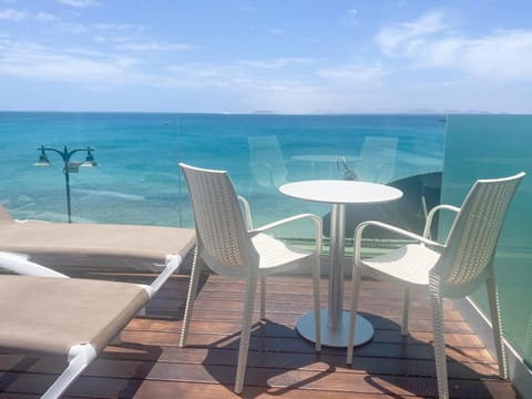 Solarium, View (from property/room), Balcony/Terrace, Beach, Landmark view, Sea view, heating, internet, sunbed, towels, air conditioner