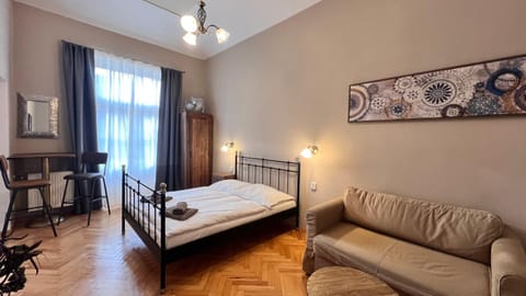 Kitchen or kitchenette, Living room, Seating area, Dining area, oven