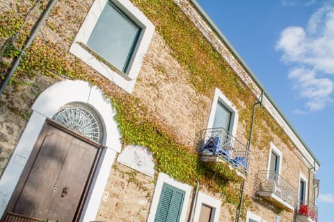 Property building, Day, Neighbourhood, Sea view, Street view