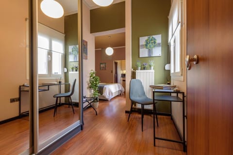 Photo of the whole room, Bedroom, hair dresser
