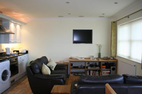 TV and multimedia, Coffee/tea facilities, Kitchen or kitchenette, Living room, Seating area, Dining area