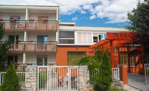 Property building, Day, Neighbourhood