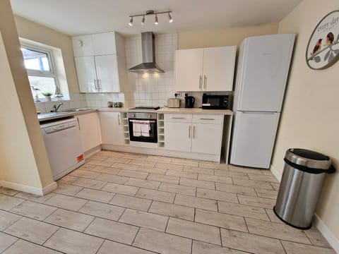 Coffee/tea facilities, dishwasher, oven, stove, toaster