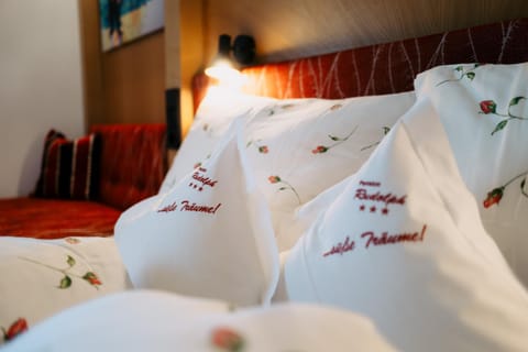 Bed, Photo of the whole room, Decorative detail, Bedroom