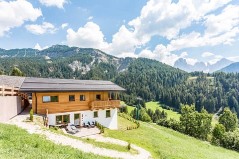 Property building, Garden, Balcony/Terrace, Seating area, Mountain view