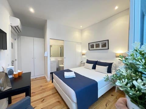Bed, Bedroom, Area and facilities