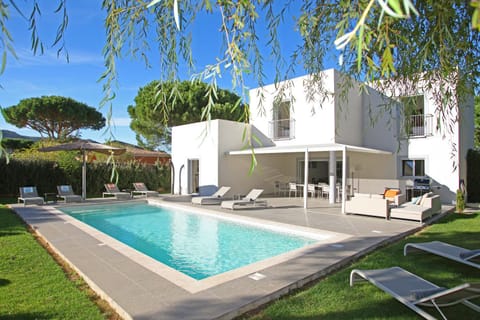 Property building, Patio, Facade/entrance, BBQ facilities, Garden, Balcony/Terrace, Garden view, Mountain view, Pool view, Swimming pool