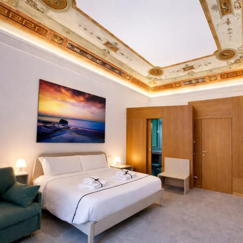 View (from property/room), Balcony/Terrace, Photo of the whole room, Decorative detail, Bedroom, City view, Landmark view, Street view, Area and facilities, bidet, hair dryier, heating, internet, room service, safe, towels, air conditioner