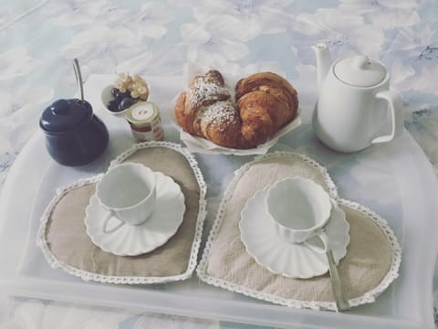 Food close-up, Coffee/tea facilities, Photo of the whole room, Bedroom
