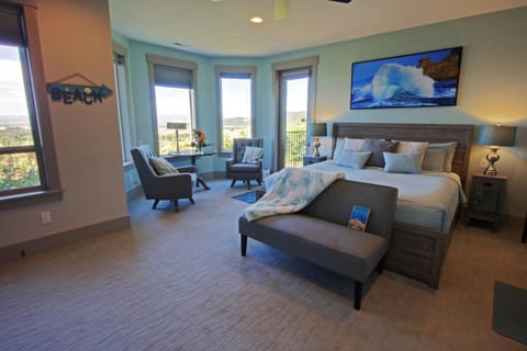 Bed, Seating area, Guests