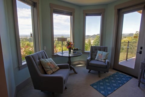 Seating area, Guests