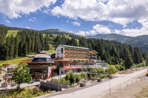 Property building, Day, Natural landscape, Summer, Mountain view