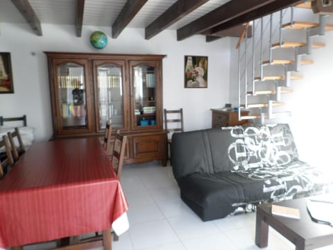 Toilet, Bed, Library, TV and multimedia, Living room, Dining area