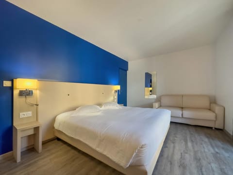 Bed, Living room, Photo of the whole room, Bedroom