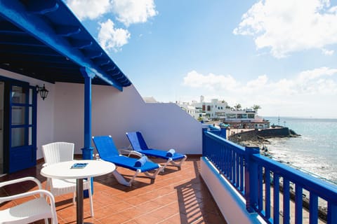 Natural landscape, TV and multimedia, View (from property/room), Balcony/Terrace, Dining area, Beach, Landmark view, Sea view, flat iron, internet, sunbed, towels, washing machine, kitchen, air conditioner