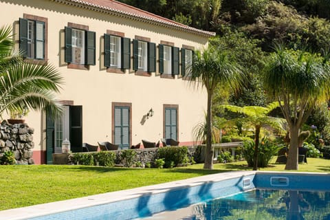 Property building, Garden, Pool view, Swimming pool