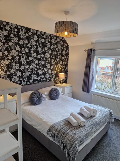 Hereford - Mayflower Coach House, Modern 2 Bedroom Property With Parking, Located South Of Hereford City, Suitable For Small Family, Couple Or Contractors - Sleeps Up To 5 Guests - Hosted by RENTMYHOUSE Apartment in Hereford