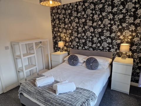 Hereford - Mayflower Coach House, Modern 2 Bedroom Property With Parking, Located South Of Hereford City, Suitable For Small Family, Couple Or Contractors - Sleeps Up To 5 Guests - Hosted by RENTMYHOUSE Apartment in Hereford