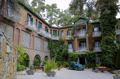 Property building, Garden, Garden view, Parking