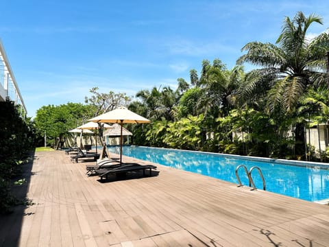 Swimming pool, sunbed