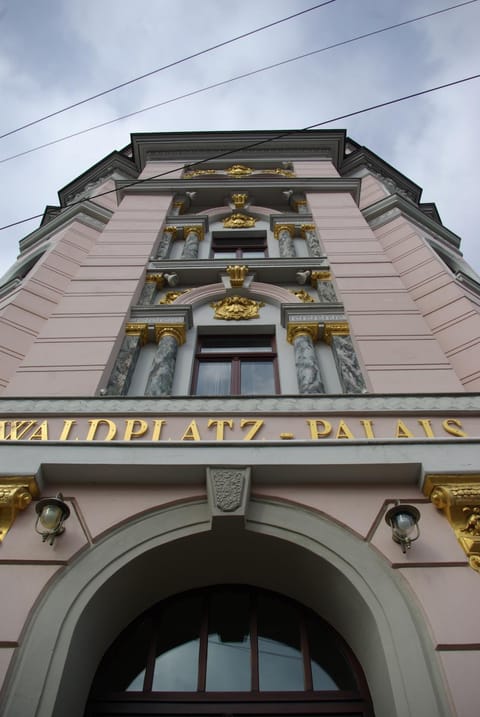 Facade/entrance