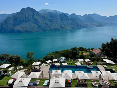 Patio, Nearby landmark, Day, Natural landscape, Bird's eye view, Garden, Lake view, Mountain view, Pool view, Swimming pool, sunbed