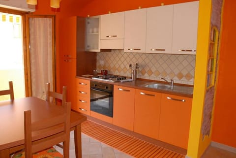 Kitchen or kitchenette, Dining area, pet friendly, stove, kitchen