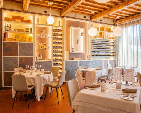 Restaurant/places to eat, Dining area