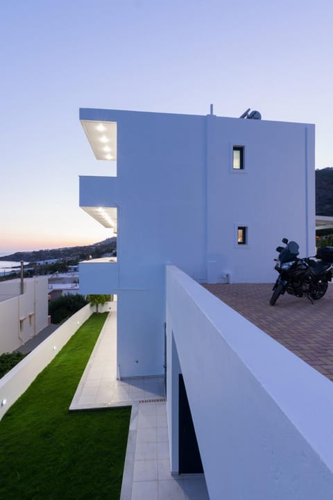 Property building, Facade/entrance, On site, Mountain view, Sea view