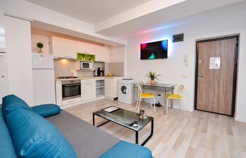 Kitchen or kitchenette, Seating area, Dining area