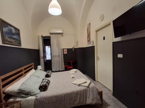 Bed, TV and multimedia, Photo of the whole room, Bedroom, towels, air conditioner