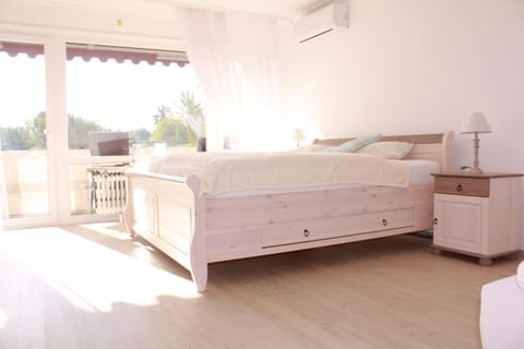 Bed, Day, Photo of the whole room, Bedroom