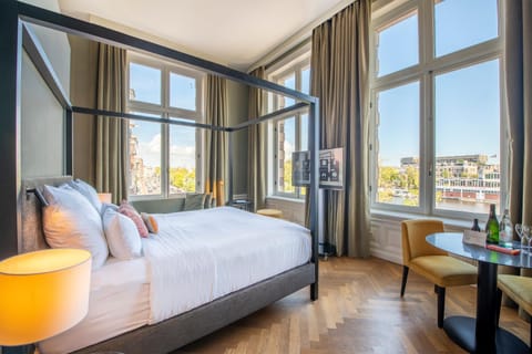 Bed, View (from property/room), Photo of the whole room, Bedroom, River view