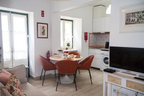 Coffee/tea facilities, Kitchen or kitchenette, Living room, Dining area
