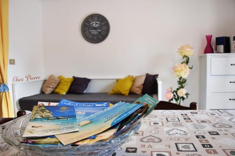 Communal lounge/ TV room, Lobby or reception, Photo of the whole room, Decorative detail