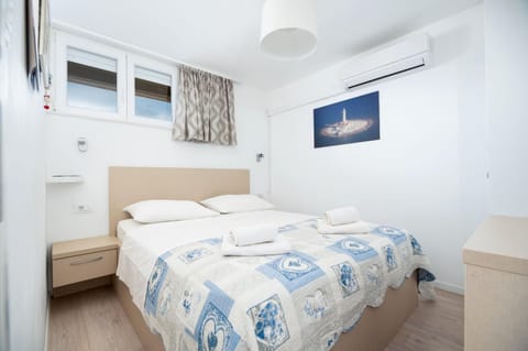 Bed, TV and multimedia, Bedroom, air conditioner