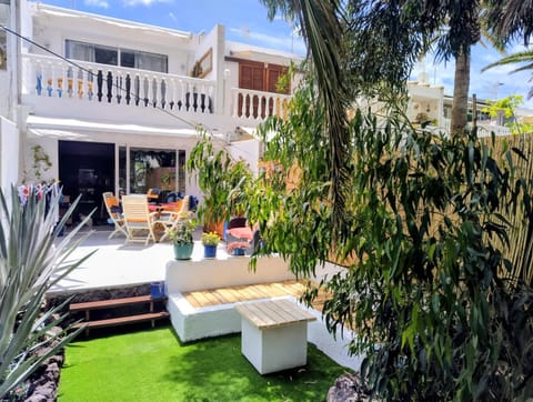 Property building, Patio, Spring, Day, Garden, View (from property/room), Balcony/Terrace, Living room, Seating area, Dining area, Garden view, sunbed