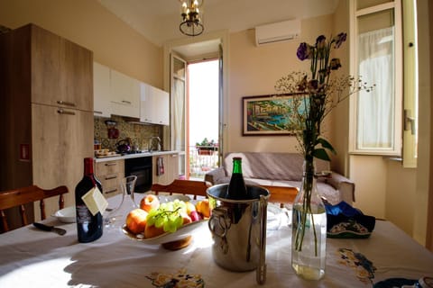 Food close-up, Coffee/tea facilities, Kitchen or kitchenette, Dining area, Food, Lunch, Dinner, Drinks, Alcoholic drinks, Non alcoholic drinks
