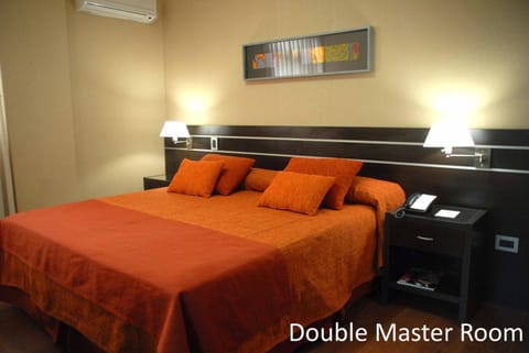 Living room, Other, Photo of the whole room, Decorative detail, Bedroom, Drinks