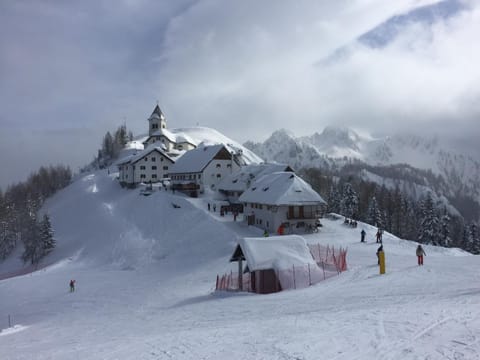 Nearby landmark, Off site, Winter, Skiing