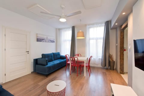 TV and multimedia, Living room, Seating area, Dining area, Evening entertainment, fireplace